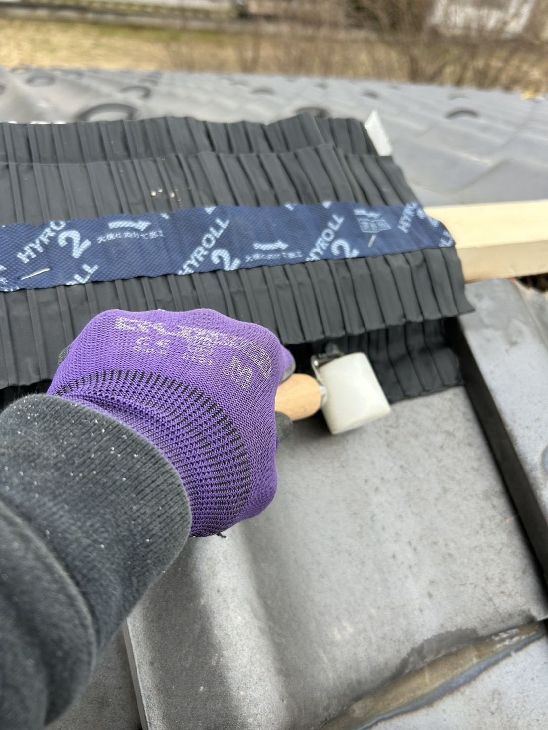 ハイロールを瓦の凹凸面にもしっかり密着させて貼り付けました。