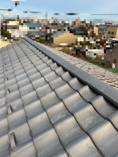 ハイロールを使用する乾式工法での棟瓦の棟瓦の積み直し工事完了です！