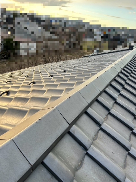 ハイロールを使用する乾式工法での棟瓦の棟瓦の積み直し工事完了です！