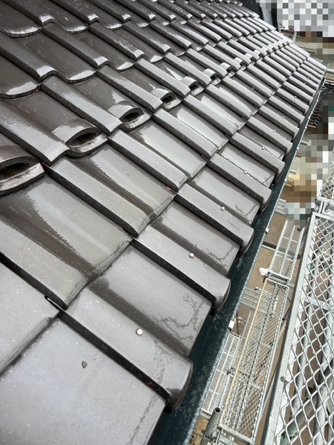 軒先の釘が浮いています