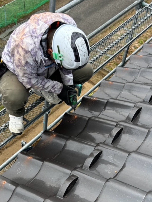 釘を抜いた箇所に、釘よりも抜けにくいステンレス製のビスを打ち込み、瓦を固定していきます！