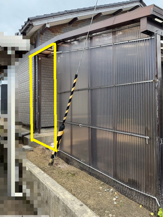 車庫の側面のアルミ枠とポリカ板が外れていました
