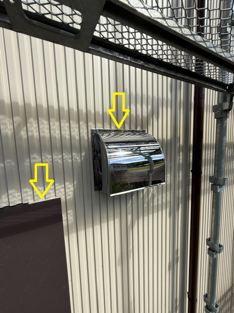 新しく取り付けた換気扇フード、換気口フードのまわりにも、外壁に色に合わせた白色のシーリング材を充填しました！