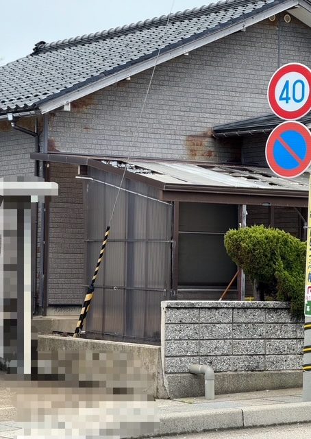 車庫のポリカ屋根が割れています