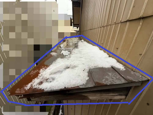 庇がサビて脆くなっています