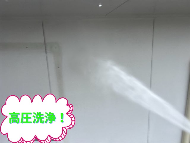 高圧洗浄中の様子。多治見市脇之島町の外壁に高圧水を当てて汚れを落としている。