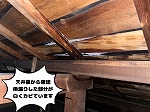 可児市　和瓦からの雨漏り　ずいぶん前から漏れていた形跡があります。　白い部分はカビです