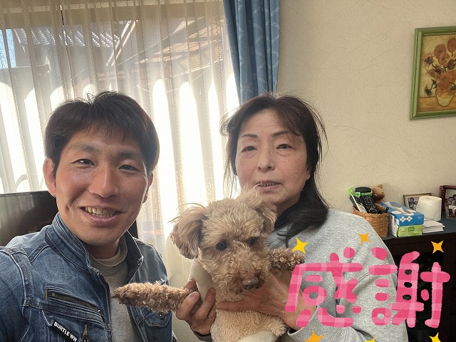 多治見市松阪町にてカバールーフ・雨樋交換　お客様との写真