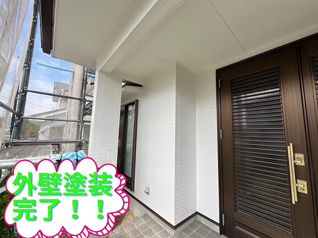 外壁塗装が完了した玄関周り。多治見市脇之島町の住宅で美しい仕上がり。