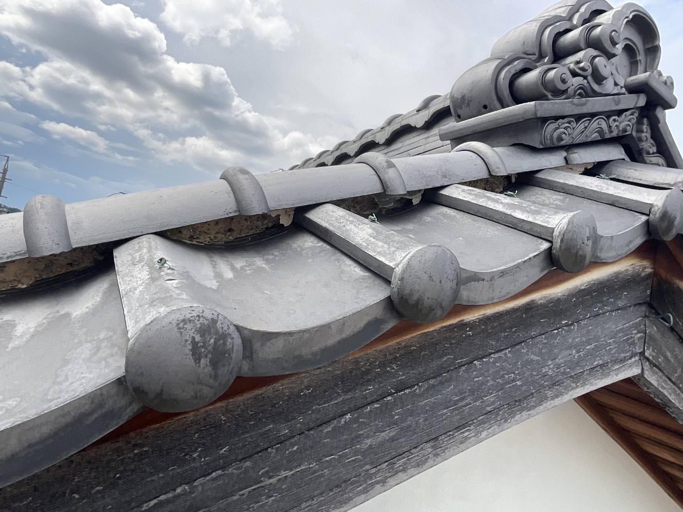 漆喰のはがれている写真