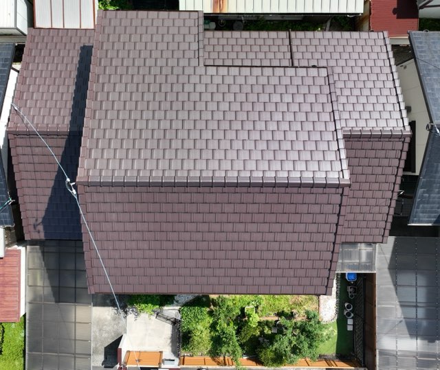 瀬戸市窯元町にて葺き替え工事後の生まれ変わった屋根をドローンによって撮影した上空写真