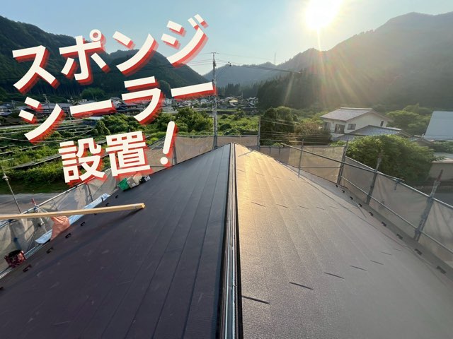 屋根がガルテクトで整然と施工され、美しい仕上がりに。