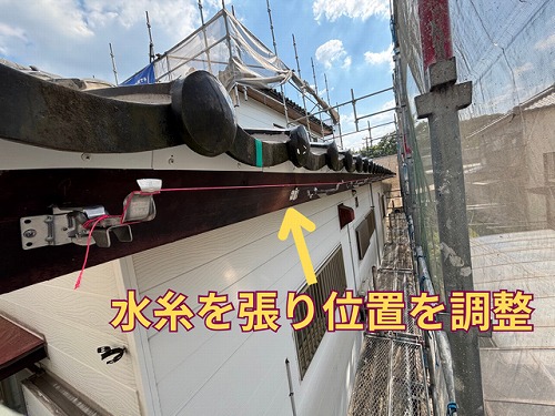 可児市緑ヶ丘にて新しい金具を取りつけている様子