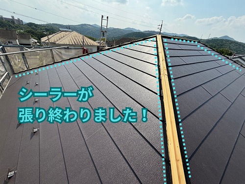 多治見市二階建て住宅の二階部分にて隅棟のシーラー施工の様子