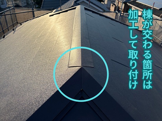 多治見市二階建て住宅の二階部分にて棟板金先端加工の様子