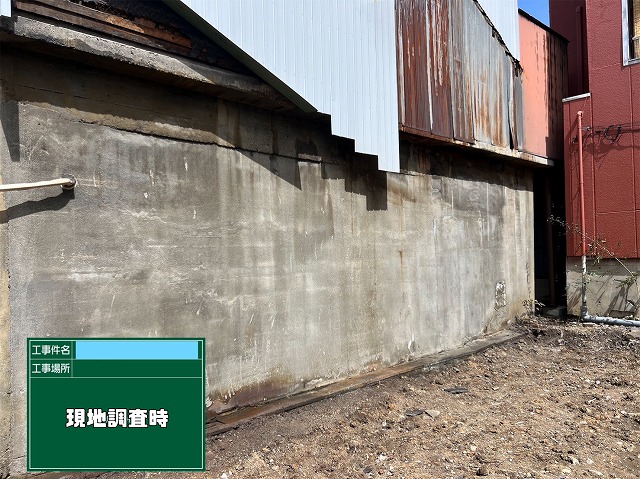 現地調査時に確認した、汚れや劣化が見られる外壁全体の状態