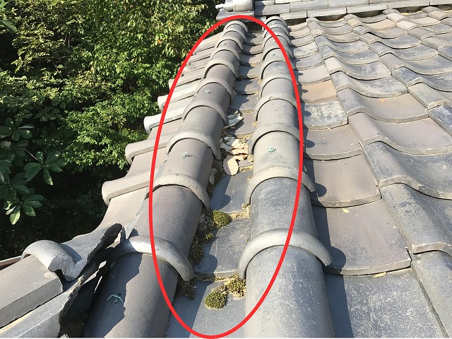 多治見市　小名田町　ひも丸瓦の土がはみ出しています