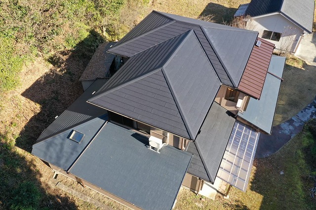 瀬戸市窯町にてスーパーガルテクトで屋根カバー工事を行い、外壁塗装・雨樋修理・波型ポリカ交換まで完了した住宅の完工後全景。屋根は落ち着いた色合いで美しく仕上がっている。