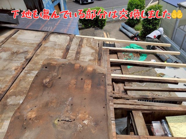 別角度から見た解体中の屋根。トタンがまだらに残り、下地の劣化が確認できる状態。