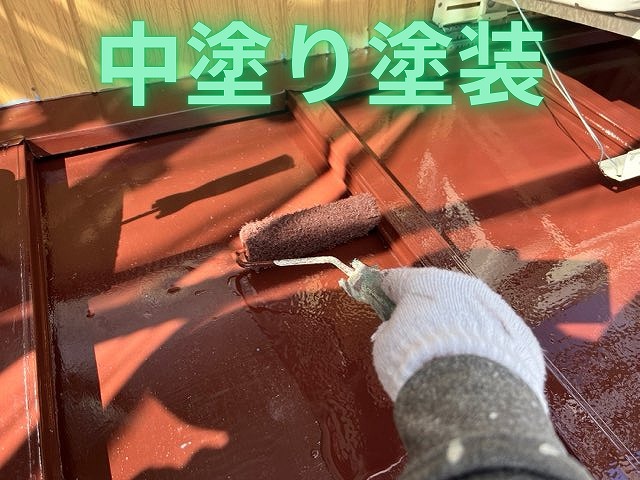 中塗り塗装をローラーで丁寧に行っている様子