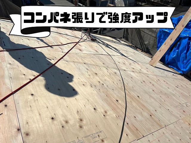 屋根全面に新しいコンパネが張られている様子