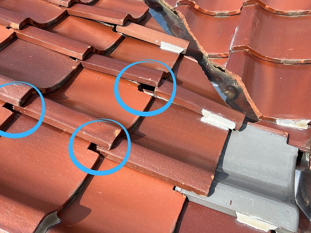 土岐市土岐津町　屋根からの雨漏り　谷部　瓦がズレて隙間が空いています