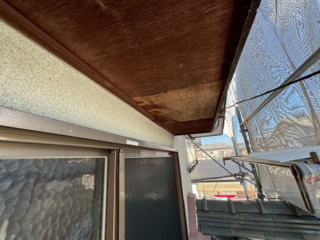 可児市 軒天工事 化粧ベニヤが劣化しています。化粧ベニヤは経年劣化で捲れやすい材料です