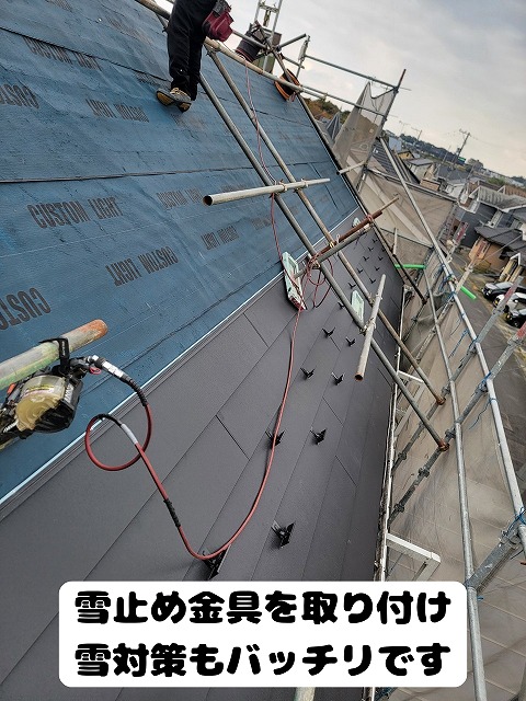 美濃加茂 カバールーフ着工 まずは手作業でドーマーを解体します。次に粘着防水シートを貼り付けて役物の取り付け。雪止め金具も取り付け雪対策もバッチリ