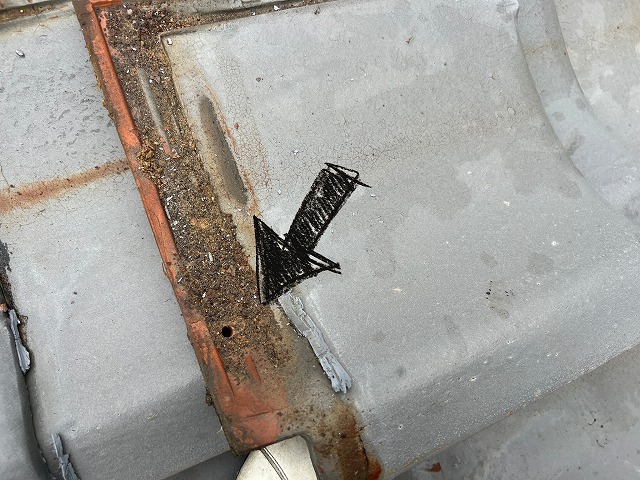 多治見市笠原町　桟瓦　釘穴周辺も浸みた跡があります