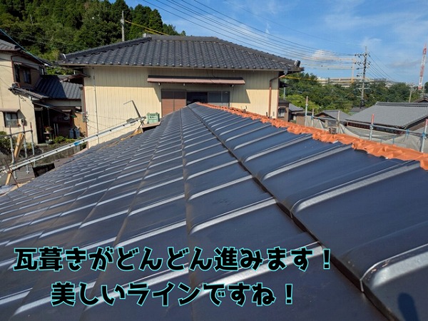 多治見市笠原町 平板瓦を荷揚げし、葺き開始です！和型瓦とは印象がガラッと変わり、シャープな仕上がりへ！