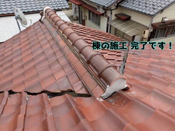 土岐市土岐津町 冠瓦を最後に乗せて大回し銅線でしっかり固定します