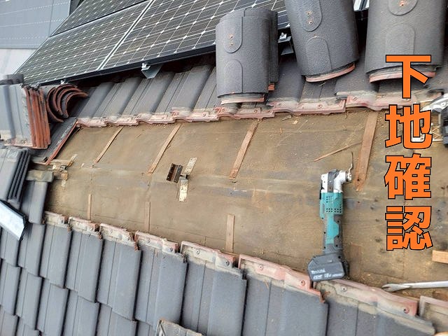 多治見市市之倉町の屋根棟下地。木材に一部傷みがある様子。