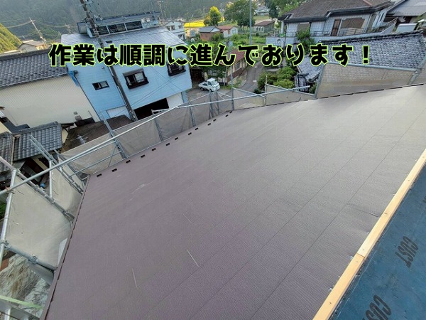 関市富之保 大屋根の半面が葺きあがりました。真っ直ぐでキレイなラインが、家をドレスアップしてくれます