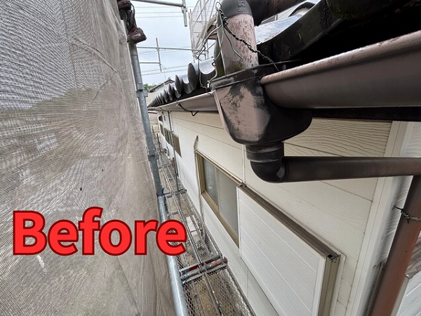 可児市緑ヶ丘にて交換工事前の既存の雨樋の様子before