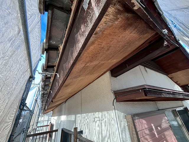 可児市 軒天工事 化粧ベニヤが劣化しています。化粧ベニヤは経年劣化で捲れやすい材料です