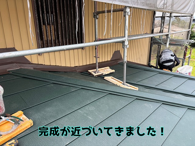 関市笠屋 採寸加工した水切り板金を固定していきます！