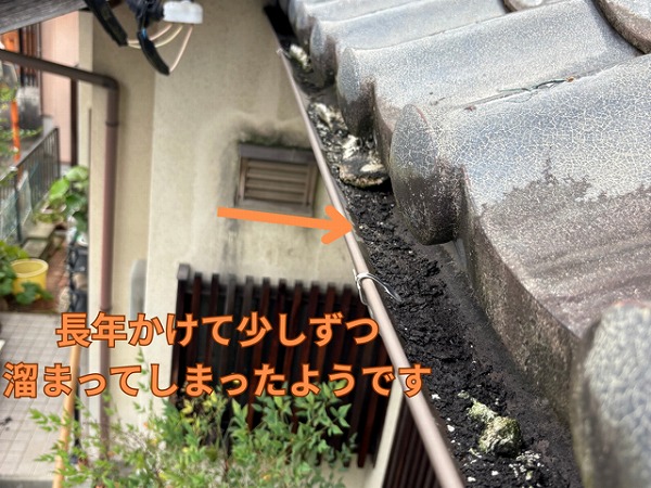 多治見市星ヶ台にて清掃前の雨どいの様子