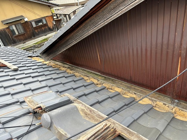 可児市 陸谷交換 まずは軒先の瓦を撤去します
