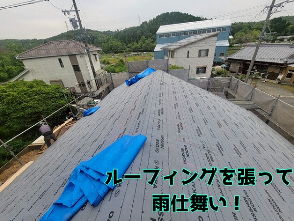 多治見市笠原町 コンパネが貼り終え、ルーフィングを屋根全体に張っていきます