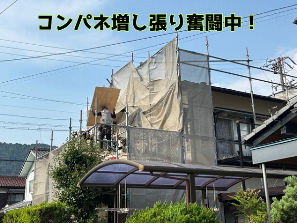 岐阜市芥見 コンパネを屋根に上げるのも、職人さんたちの連携プレーで手際よく進めていきます！
