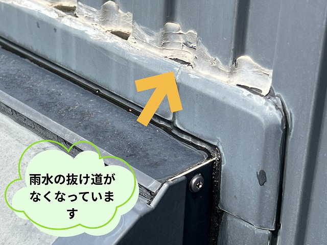 明和町　ヘアーサロン　サッシ上に打ってはいけないコーキング　この影響で水が抜けにくくなっています