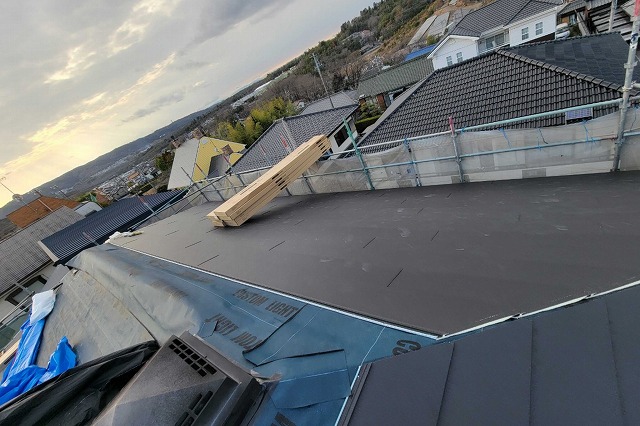 美濃加茂市 屋根材を荷揚げした後、順番にガルテクト本体を張り付けます