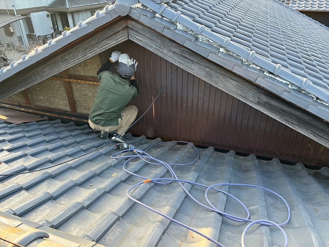 可児市 陸谷交換 外した瓦と壁の角波を復旧します