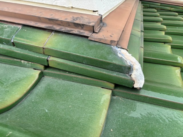 多治見市松坂町 　壁際の瓦ずれ