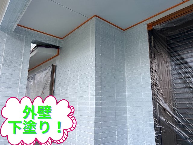 下塗りを施した外壁。真っ白な下地が広がる多治見市脇之島町の住宅。