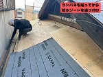 可児市　和瓦からの雨漏り　ずいぶん前から漏れていた形跡があります。　白い部分はカビです　部分的に瓦をめくりましたがやはり同じようにカビが発生しました。おそらく瓦の性能不足によるもので釘穴に立ち上がりがなくそこから雨水が入っている模様。まずは瓦と土の撤去、屋根裏に潜り天井裏の掃除をします。その後12ミリのコンパネで下地を補強し防水シートを貼り付け