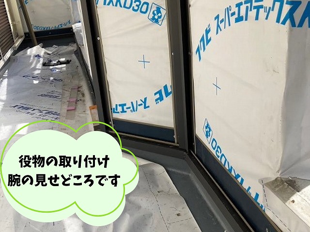 可児市 ベランダ周りのサイディング まずは下準備として透湿シートを貼り付けます。その後役物の取り付け、細かい作業なので腕の見せどころです