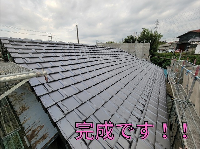 可児市　葺き替え工事着工　瓦と土を撤去したあとは12ミリのコンパネで下地を補強します　その後下地の準備をして屋根材を荷揚げします　瓦を一枚ずつ丁寧に並べ完成です