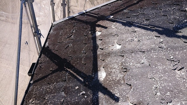 カラーベスト屋根　全体的に屋根材が割れています