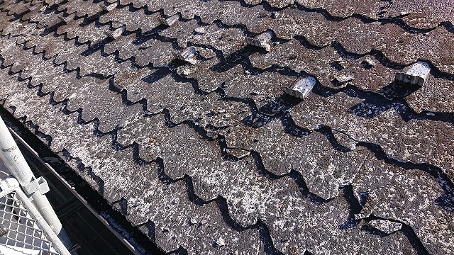 カラーベストの屋根　雪止め周辺も破損